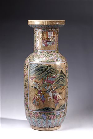  Arte Cinese - Vaso nanchino in porcellana policroma 
Cina, XIX secolo .