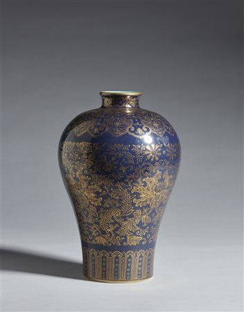  Arte Cinese - Meiping con decorazione dorata su sfondo blu 
Cina, XIX secolo .