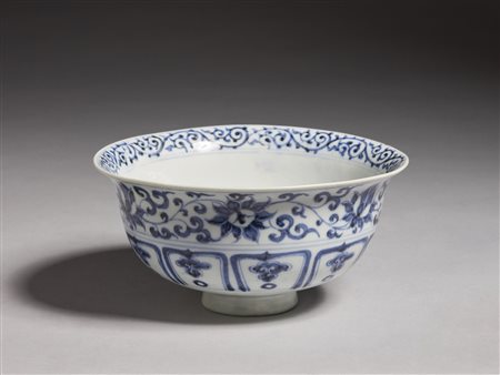  Arte Cinese - Ciotola in porcellana bianco e blu 
Cina, inizio XX secolo .