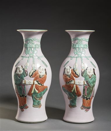  Arte Cinese - Coppia di vasi rosa con decorazione a rilievo
Cina, Inizio XX secolo .