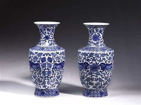  Arte Cinese - Coppia di vasi in porcellana bianco e blu 
Cina, marchio Guangxu e del periodo .