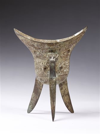  Arte Cinese - Jue in bronzo in stile arcaico 
Cina, XX secolo .