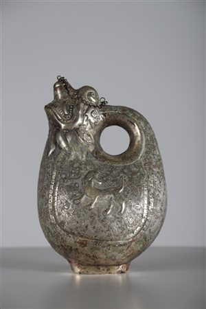  Arte Cinese - Fiasca in lega d'argento sbalzato 
Cina, dinastia Tang o posteriore.