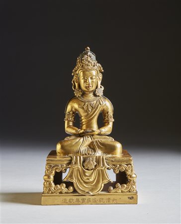  Arte Himalayana - Figura in bronzo dorato 
Cina, dinastia Qing, periodo Qianlong, XVIII secolo .