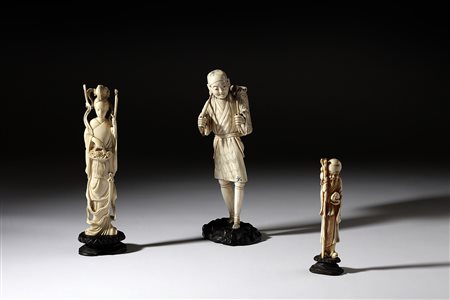  Arte Cinese - Gruppo di tre sculture in avorio 
Cina e Giappone, inizio XX secolo .