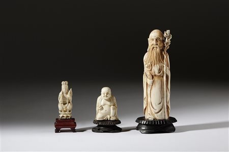  Arte Cinese - Gruppo di tre figure in avorio 
Cina, inizio XX secolo .