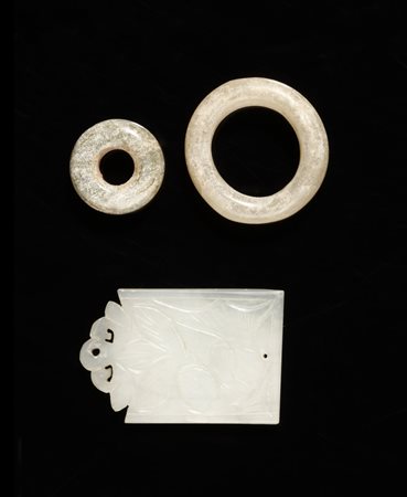  Arte Cinese - Gruppo di tre manufatti in giada  
Cina, XIX secolo .