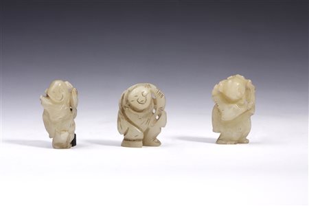  Arte Cinese - Gruppo di tre intagli in giada raffiguranti bambini 
Cina, XIX secolo .