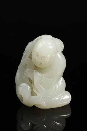  Arte Cinese - Intaglio in giada bianca raffigurante un bambino seduto 
Cina, XIX secolo .