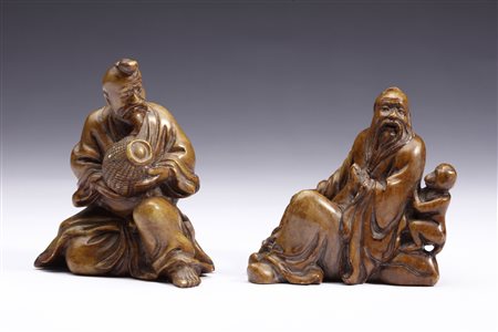 Arte Cinese - Due gruppi in saponaria raffiguranti anziani saggi 
Cina, XIX secolo .