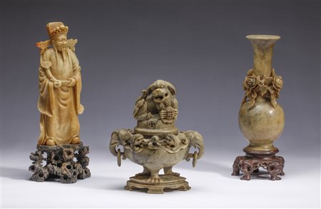  Arte Cinese - Gruppo di tre intagli in pietra saponaria 
Cina, XX secolo .