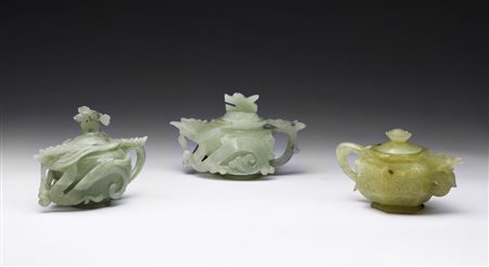  Arte Cinese - Gruppo di tre teiere in giada verde
Cina, XX secolo .