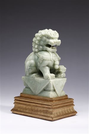  Arte Cinese - Grande figura di leone in giada verde 
Cina, XX secolo .