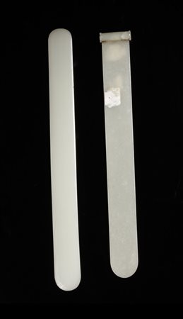  Arte Cinese - Due tagliacarte in giada celadon 
Cina, XIX secolo .