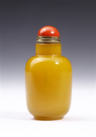  Arte Cinese - Tabacchiera in vetro di Pechino giallo 
Cina, XIX secolo .