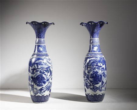  ARTE GIAPPONESE - Coppia di grandi vasi Arita 
Giappone, XIX secolo .