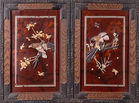  ARTE GIAPPONESE - Lotto di due schermi tipo Shibayama 
Giappone, XX secolo .