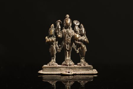  Arte Himalayana - Trittico i bronzo raffigurante Vishnu con consorti
Nepal, XVI-XVII secolo.