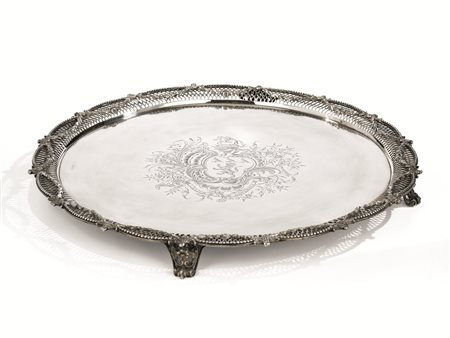 Grande vassoio, Londra, 1771, di forma circolare, in argento, tesa traforata,...