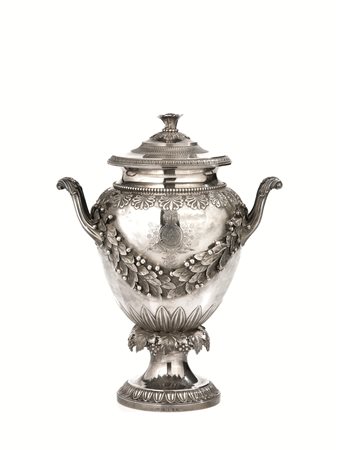 Vaso con coperchio, Londra, 1835, in argento sbalzato a palmette, cesellato a...