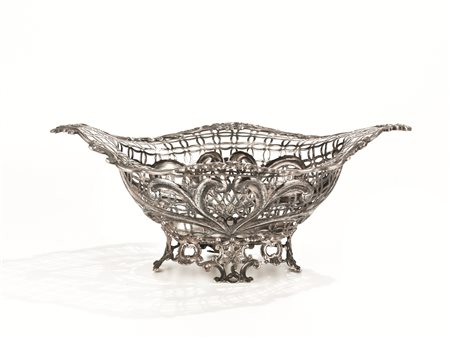 Vaschetta, Londra, 1893, di forma ovale in argento dorato e traforato, cm...