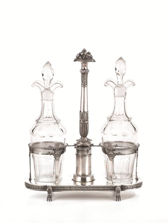Oliera, Francia, sec. XIX, in argento, base ovale a quattro piedini a zampa...
