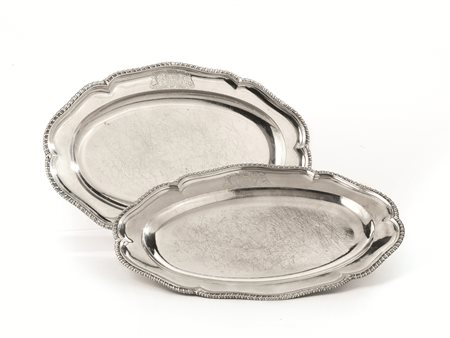 Coppia di vassoi ovali, Londra, 1766, in argento, tesa sagomata con bordo a...