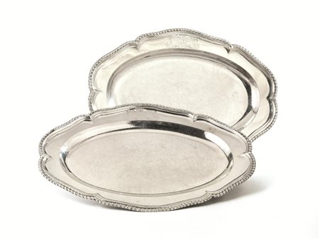 Coppia di vassoi ovali, Londra, 1765, in argento, tesa sagomata con bordo a...