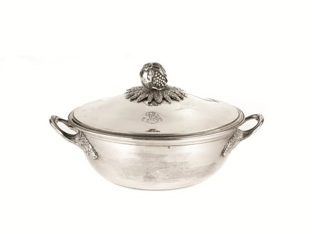 Legumiera, Francia, sec. XIX, di forma circolare in argento, a due manici...