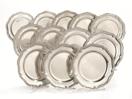 Dodici piatti, Londra, 1775, in argento, tesa sagomata con bordo a cordonetto...