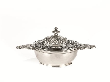 Coppetta con coperchio, Francia, sec. XIX, di forma circolare, a due anse...