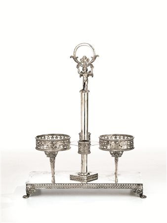 Oliera, in argento, base rettangolare con bordo traforato poggiante su...