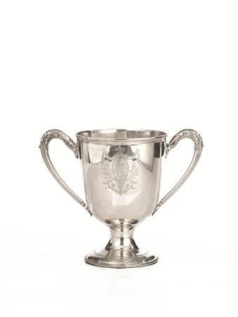 Coppa biansata, Londra, 1817, in argento, corpo inciso con veliero e stemma...