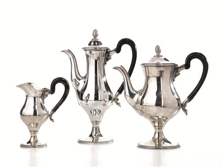 Caffettiera, cioccolatiera e zuccheriera, sec. XX, in argento, corpo...