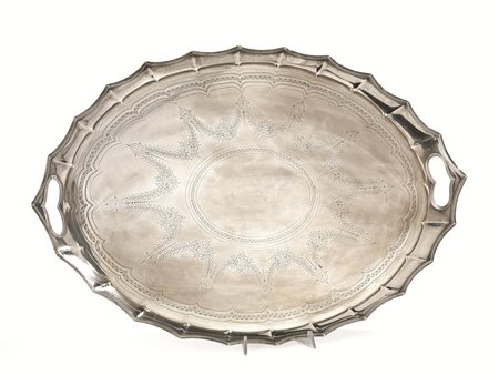 Grande vassoio, Londra, 1878, di forma ovale in argento, piano inciso a...