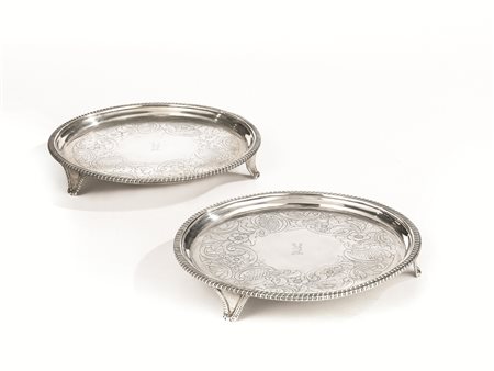 Coppia di salver, Londra, 1804, in argento, piano inciso a volute di foglie,...