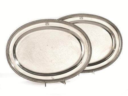 Coppia di vassoi, Londra, 1815, di forma ovale in argento, bordo a cordonetto...