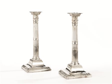 Coppia di candelieri, Londra, 1779, in argento, fusto a colonna scanalata su...