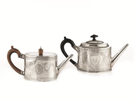 Teiera, Londra, 1779 di forma ovale in argento inciso, manico e finale del...