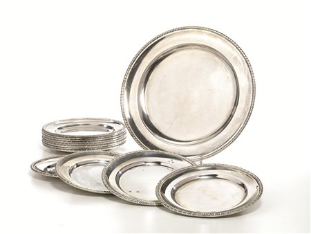 Dodici piatti da pane, in argento con bordi a cordonetto, diam. cm 19, g...
