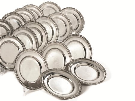 Sedici piattini da pane, in argento con bordo a cordonetto, diam. cm 16, g...
