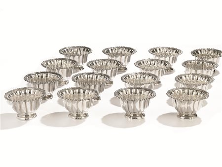Diciassette coppette lavadita, in argento, corpo sbalzato con bordo a...