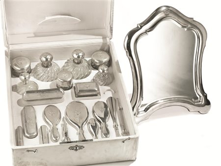 Servito da toilette, composto di diciannove pezzi in vetro e cristallo con...