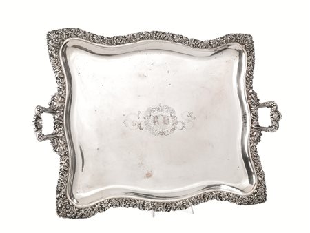 Guantiera di forma rettangolare in rame argentato, a due manici, bordo...