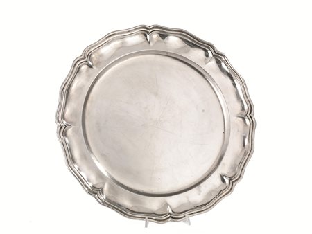 Vassoio, di forma circolare, in argento, bordo smerlato, diam. cm 43, g 1350,...