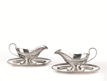 Coppia di piccole salsiere in argento, bordo a cordonetto su vassoietti...