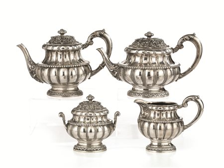 Servito da tè , in argento, composto di teiera, cioccolatiera, lattiera e...