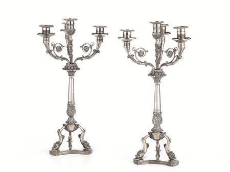 Coppia di candelabri di gusto Impero, secolo XX, in argento, fusto cesellato...