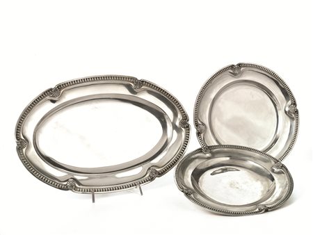 Coppia di vassoi, en suite col lotto precedente, in argento, di forma...
