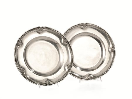 Coppia di vassoi, en suite col lotto precedente, in argento, di forma...